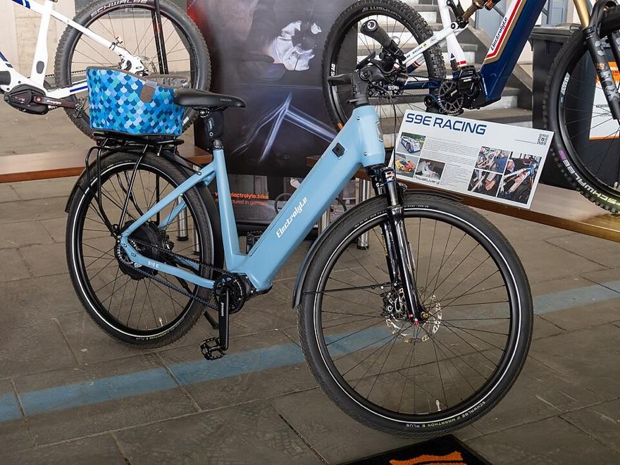 Electric city bike with pedal assist